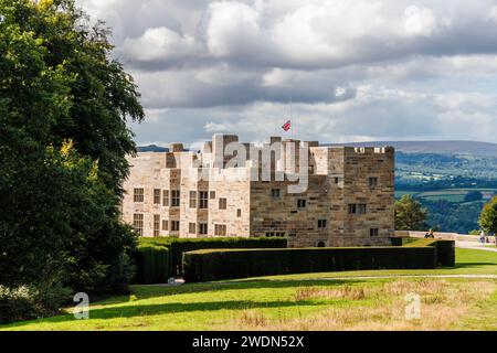 Vista del castello di Drogo, una casa di campagna e un castello misto-revivalista progettato dal famoso architetto Edwin Lutyens vicino a Drewsteignton, Devon, Inghilterra Foto Stock