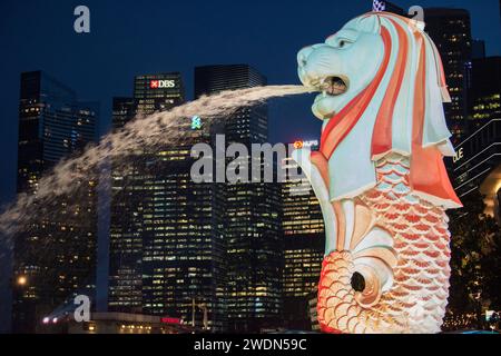 Città di Singapore, Singapore-08 settembre 2023: Vista notturna dell'architettura moderna di Singapore. Foto Stock