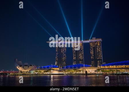 Città di Singapore, Singapore-08 settembre 2023: Vista notturna dell'architettura moderna di Singapore. Foto Stock