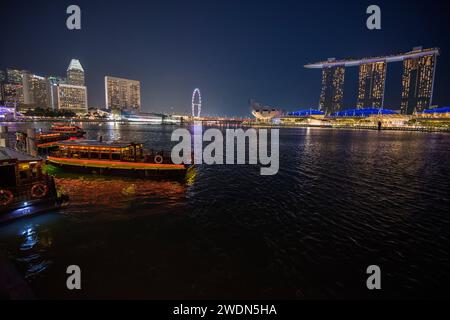 Città di Singapore, Singapore-08 settembre 2023: Vista notturna dell'architettura moderna di Singapore. Foto Stock