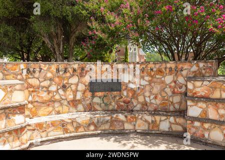 Centro di Mudgee, muro commemorativo e targa in omaggio a Henry Lawson, poeta bosh australiano e scrittore di racconti brevi, NSW, Australia, 202 Foto Stock