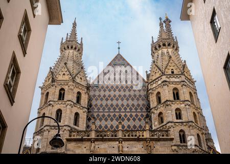 Vienna, AT - 9 giugno 2023 Vista ravvicinata orizzontale della facciata anteriore della chiesa romanica e gotica di St Cattedrale di Stefano situata a Stephansplatz. Foto Stock
