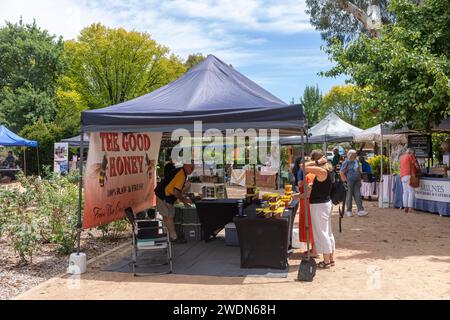 Mudgee, bancarelle del mercato agricolo al mercato del sabato mattina nel centro della città, donne che comprano miele dal chiosco Good Honey, New South Wales, Australia, 2024 Foto Stock