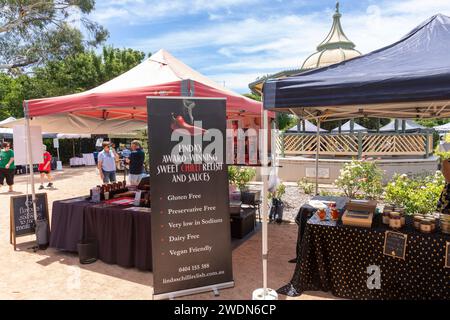 Farmers Market in Australia, Saturday Market nel centro di Mudgee, New South Wales, stand che vende condimenti e salse di peperoncino dolce, Australia 2024 Foto Stock