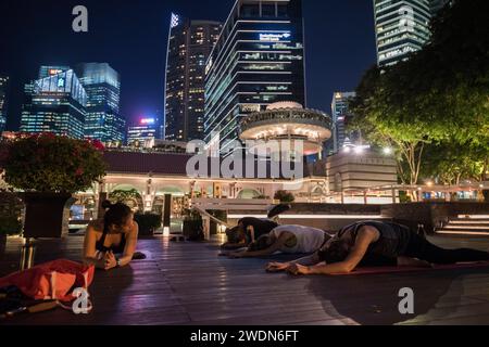 Città di Singapore, Singapore-08 settembre 2023: Vista notturna dell'architettura moderna di Singapore. Foto Stock