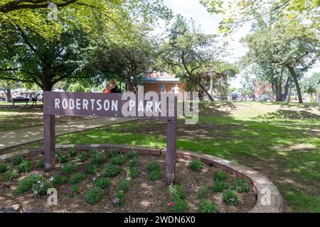 Centro di Mudgee nel New South Wales regionale e cartello Robertson Park, Australia, 2024 Foto Stock