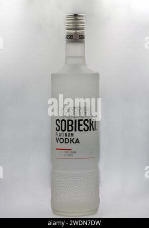 Kiev, Ucraina - 5 agosto 2022: Primo piano della bottiglia di vodka Sobieski Platinum su sfondo bianco. Sobieski è un marchio polacco di vodka prodotta a partire da segale, Foto Stock