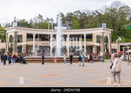 Kislovodsk, Russia - 9 maggio 2023: Vista sulla strada di Kurortny Boulevard, la gente cammina vicino alla fontana di fronte al ristorante 5642 altezza Foto Stock