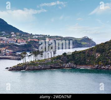 In estate la città di Lekeitio coasline e San Nicolas isola (Isla de San Nicolas), Biscaglia, Spagna, Paese Basco. Foto Stock