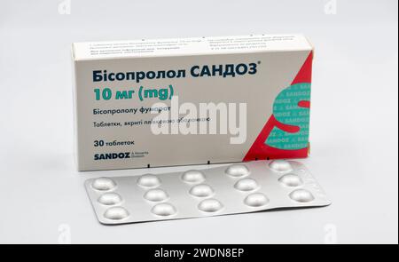 Kiev, Ucraina - 05 agosto 2022: Confezione e strisce di compresse generiche antipertensive di bisoprolol fumarato di Sandoz primo piano su bianco. Sandoz e' un Novart Foto Stock