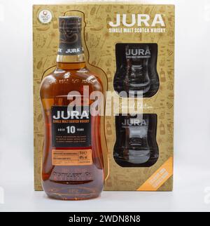 Kiev, Ucraina - settembre 06: Riprese in studio di Jura Single Malt di 10 anni bottiglia e scatola di whisky scozzese con bicchieri in primo piano sullo sfondo bianco Foto Stock