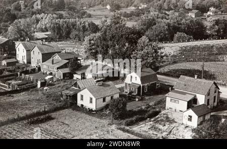 Foto tratta dall'album di una famiglia ebrea italiana (Jarach) in viaggio a New york e all'Expo internazionale di Chicago nell'estate del 1933. Qui si gode la vista di un accogliente villaggio vicino alle cascate del Niagara Foto Stock