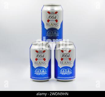 Kiev, Ucraina - 25 dicembre 2022: Studio fotografico della birra di frumento Kronenbourg Blanc 1664 con primo piano di lattine di agrumi su bianco. L'azienda è di proprietà della CA Foto Stock