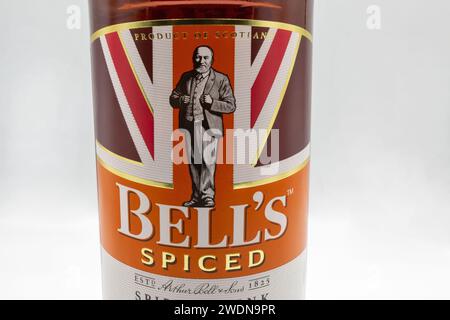 Kiev, Ucraina - 25 dicembre 2022: Studio Shoot of Bells Blended Scotch Whisky bottle label Closeup. Whisky più venduto nel Regno Unito, prodotto da Art Foto Stock