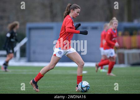 Amburgo, Deutschland. 21 gennaio 2024. v.li.: Linda Trübger (Holstein Kiel, 2) AM Ball, Einzelbild, Ganzkörper, Aktion, Action, Spielszene, 21.01.2024, Amburgo (Deutschland), Fussball, Testspiel Frauen, Hamburger SV - Holstein Kiel credito: dpa/Alamy Live News Foto Stock