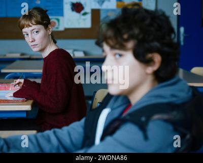 The Teachers' Lounge (2023), diretto da Ilker Catak e interpretato da Leonie Benesch e Leonard Stettnisch. Quando uno dei suoi studenti è sospettato di furto, l'insegnante Carla Nowak decide di andare a fondo della questione. Intrappolata tra i suoi ideali e il sistema scolastico, le conseguenze delle sue azioni minacciano di romperla. Pubblicità ancora ***SOLO USO EDITORIALE***. Credito: BFA / Alamode Film Foto Stock