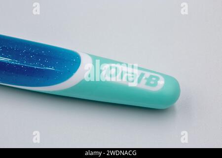 Kiev, Ucraina - 5 agosto 2023: Ripresa in studio dell'impugnatura dello spazzolino Oral-B 3D bianco in primo piano su sfondo bianco. Oral-B è un marchio di igiene orale p Foto Stock