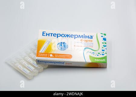 Kiev, Ucraina - 24 ottobre 2023: Studio Shoot of Enterogermina pack and suspension Flasks Drug by Sanofi for treatment and Prevention of intestinal d Foto Stock