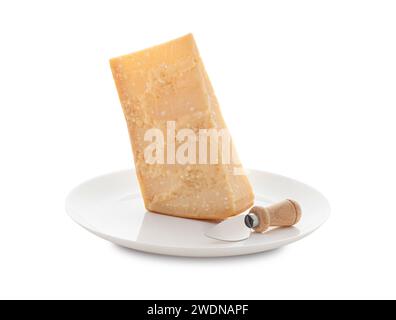 parmigiano stagionato o parmigiano reggiano e un coltello con manico in legno per formaggio su un piatto bianco isolato su fondo bianco. Con ritaglio Foto Stock