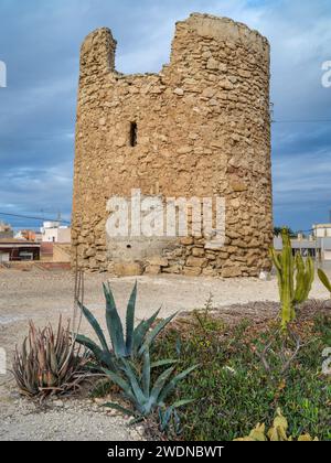 I resti di un vecchio mulino a vento, un punto di riferimento locale conosciuto come "El Molino", si trovano in cima a una macchia di macchia nella periferia di San Miguel de S. Foto Stock