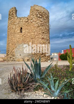 I resti di un vecchio mulino a vento, un punto di riferimento locale conosciuto come "El Molino", si trovano in cima a una macchia di macchia nella periferia di San Miguel de S. Foto Stock