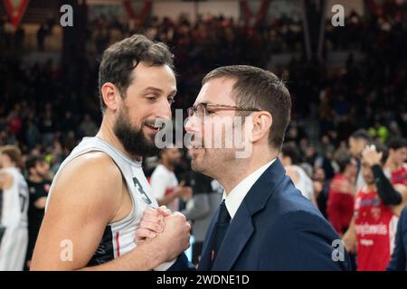 Varese, Italia. 21 gennaio 2024. 03 Marco Belinelli Segafredo Virtus Bologna e, Coach Tom Bialaszewski Openjobmetis Varese durante il match del Campionato Italia LBA tra Openjobmetis Varese e Segafredo Virtus Bologna, a Varese, Italia, il 21 gennaio 2024 (foto di Fabio Averna/Sipa USA) crediti: SIPA USA/Alamy Live News Foto Stock