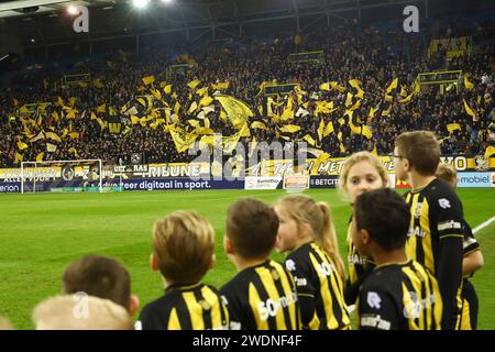 Arnhem, Paesi Bassi. 21 gennaio 2024. ARNHEM, PAESI BASSI - 21 GENNAIO: Tifosi del Vitesse durante la partita olandese dell'Eredivisie tra Vitesse e Feyenoord a Gelredome il 21 gennaio 2024 ad Arnhem, nei Paesi Bassi. (Foto di Ben Gal/Orange Pictures) credito: dpa/Alamy Live News Foto Stock