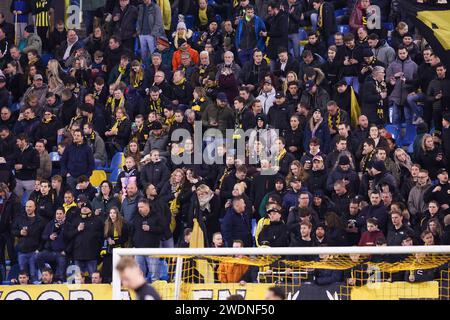 Arnhem, Paesi Bassi. 21 gennaio 2024. ARNHEM, PAESI BASSI - 21 GENNAIO: Tifosi del Vitesse durante la partita olandese dell'Eredivisie tra Vitesse e Feyenoord a Gelredome il 21 gennaio 2024 ad Arnhem, nei Paesi Bassi. (Foto di Ben Gal/Orange Pictures) credito: dpa/Alamy Live News Foto Stock