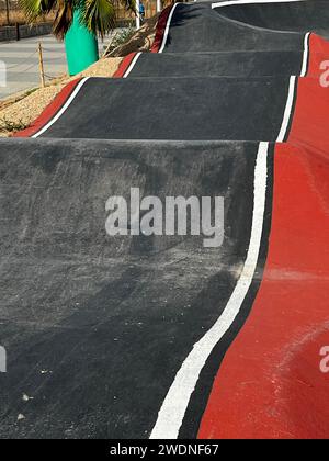 Pumptrack Elevation: Circuito dinamico in nero e rosso che mostra contorni e sfide emozionanti Foto Stock