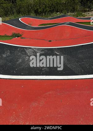 Pumptrack Elevation: Circuito dinamico in nero e rosso che mostra contorni e sfide emozionanti Foto Stock