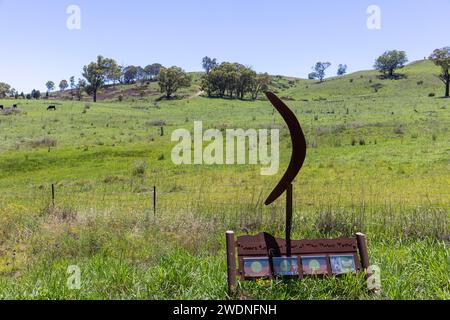 Monumento aborigeno della tribù aborigena di James Lambert Dabee, per informare della storia aborigena locale intorno a Kandos nel nuovo Galles del Sud, Australia, 2024 Foto Stock