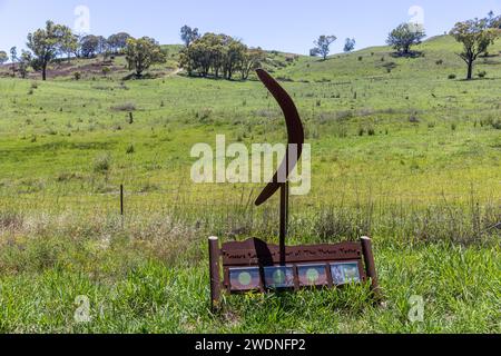 Monumento aborigeno della tribù aborigena di James Lambert Dabee, per informare della storia aborigena locale intorno a Kandos nel nuovo Galles del Sud, Australia, 2024 Foto Stock