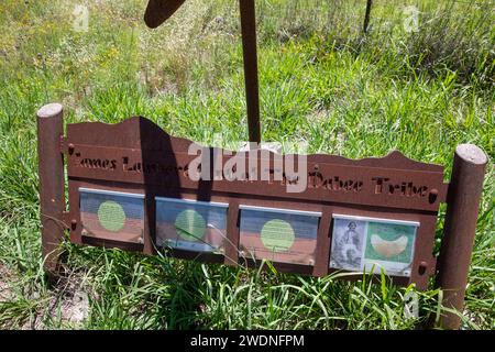 Monumento aborigeno della tribù aborigena di James Lambert Dabee, per informare della storia aborigena locale intorno a Kandos nel nuovo Galles del Sud, Australia, 2024 Foto Stock