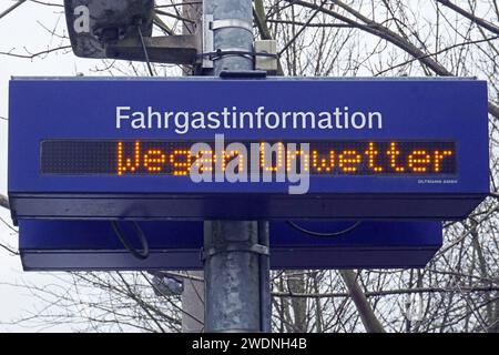 Hinweise für Fahrgäste mit der Bahn Systeme zur FahrgastInformation der Deutschen Bahn zeigen einen Hinweis auf Unwetter. *** I consigli per i passeggeri ferroviari i sistemi informativi per i passeggeri della Deutsche Bahn visualizzano un avvertimento in caso di condizioni meteorologiche avverse Foto Stock