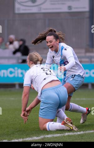 Dratford, Regno Unito. 21 gennaio 2024. Princes Park, Dartford, Inghilterra, 21 gennaio 2024 GOAL 0-2 la centrocampista di Crystal Palace Chloe Arthur (4) si congratula per prima con il marcatore eCrystal Palace, l'attaccante Elise Hughes (9) durante la partita del campionato fa Womens tra London City Lionesses e Crystal Palace a Princes Park, Dartford, Inghilterra (Stephen Flynn/SPP) credito: SPP Sport Press Photo. /Alamy Live News Foto Stock