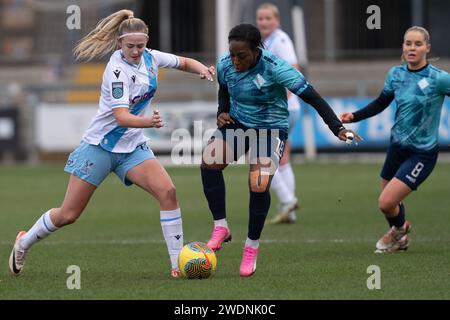 Dratford, Regno Unito. 21 gennaio 2024. Princes Park, Dartford, Inghilterra, 21 gennaio 2024 la centrocampista del Crystal Palace Lexi Potter (17) si scontra con l'attaccante dei London City Lionesses Danielle Carter (18) durante la partita del campionato fa Womens tra London City Lionesses e Crystal Palace al Princes Park, Dartford, Inghilterra (Stephen Flynn/SPP) credito: SPP Sport Press Photo. /Alamy Live News Foto Stock