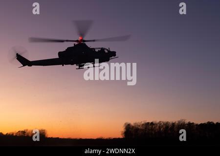 Un US Marine Corps AH-1Z Viper with Marine Medium Tiltrotor Squadron 365 (rinforzato), 24th Marine Expeditionary Unit (MEU), atterra in un punto di armamento e rifornimento in avanti durante Realistic Urban Training (RUT) a Fort Barfoot, Virginia, 20 gennaio 2024. RUT fornisce al 24th MEU l'opportunità di operare in ambienti sconosciuti, integrare le unità della Marine Air Ground Task Force e addestrarsi per essere designato come operazioni speciali capaci. (Foto del corpo dei Marines degli Stati Uniti di Lance Cpl. John Allen) Foto Stock