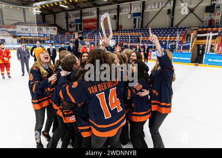 Heerenveen, Niederlande. 21 gennaio 2024. HEERENVEEN, PAESI BASSI - 21 NOVEMBRE: I Paesi Bassi festeggiano il loro terzo posto durante il Campionato del mondo femminile U18 su Thialf il 21 gennaio 2024 a Heerenveen, Paesi Bassi (foto di Ricardo Veen/Orange Pictures) credito: dpa/Alamy Live News Foto Stock