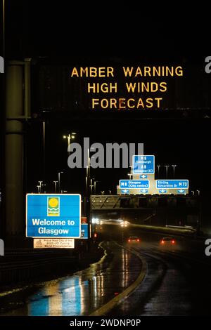 Glasgow, Scozia, Regno Unito. 21 gennaio 2024. Meteo Regno Unito: Tempesta Isha Amber avviso vento forte previsione segnale aereo sull'autostrada M8 credito: Kay Roxby/Alamy Live News Foto Stock