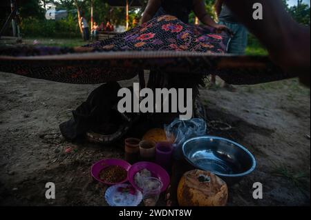 Gli uomini indigeni giavesi, che assomigliano ai soldati in lutto, stanno eseguendo una danza sulla musica gamelan alla mostra d'arte culturale Jaran Kepang nel distretto di Medan Polonia, città di Medan, provincia di Sumatra settentrionale, Indonesia, il 21 gennaio, 2024. cavalli tessuti in rattan, ricoperti di stoffa, sono presenti come parte dello spettacolo. Jaran Kepang è una miscela di arte della danza musicale e comunicazione trascendentale tipica della tribù giavanese, che continua ad essere conservata oggi, secondo Supringadi, 30, il leader della Jaran Kepang Community Association nel sottodistretto di Karang Sari. (Foto di Sutanta Aditya/N Foto Stock