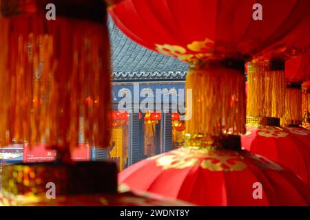 Shanghai, Cina. 21 gennaio 2024. Le lanterne rosse sono appese all'interno e all'esterno della sala principale del Tempio degli dei della città di Shanghai, mentre i turisti affollano la piazza durante la pioggia leggera a Shanghai, in Cina, il 21 gennaio 2024. (Foto di Costfoto/NurPhoto) credito: NurPhoto SRL/Alamy Live News Foto Stock