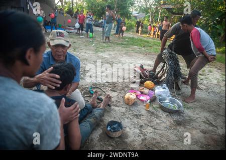 Medan, Indonesia. 21 gennaio 2024. Gli indigeni giavesi si comportano come soldati in lutto, ballando sulla musica gamelan alla mostra d'arte culturale Jaran Kepang nel distretto di Medan Polonia, città di Medan, provincia di Sumatra settentrionale, Indonesia, il 21 gennaio, 2024. Jaran Kepang è una fusione di arte della danza musicale e comunicazione trascendentale tipica della tribù giavanese, che è ancora oggi conservata, dice Supringadi, 30, il leader della Jaran Kepang Community Association nel sottodistretto di Karang Sari. (Foto di Sutanta Aditya/NurPhoto) credito: NurPhoto SRL/Alamy Live News Foto Stock