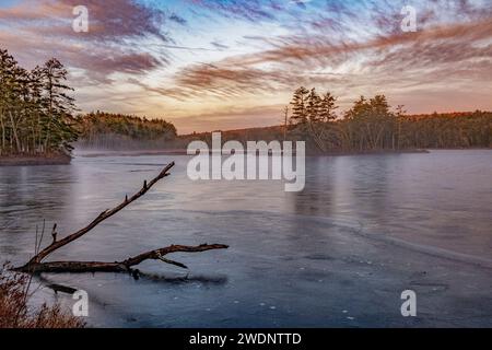 Harvard Pond a Petersham, Massachusetts nel tardo pomeriggio Foto Stock