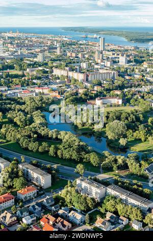 Splendida città di Klaipeda, vista dall'alto in mongolfiera. Foto verticale. Foto Stock