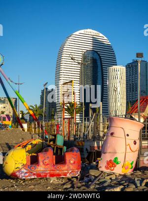 Batumi, Georgia. 01.16.2024 parco divertimenti chiuso per l'inverno. Parco divertimenti in una città moderna. Caroselli abbandonati. Intrattenimento per bambini. IO Foto Stock