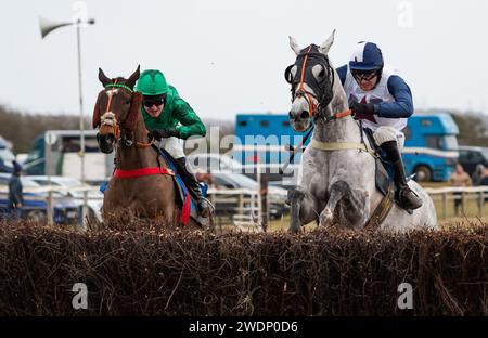 La Mini Fortune e il fantino James King vincono la gara a 7 anni e oltre le Maiden Race all'Heythrop Hunt P2P a Cocklebarrow. Credito immagini equine JTW / Alamy. Foto Stock