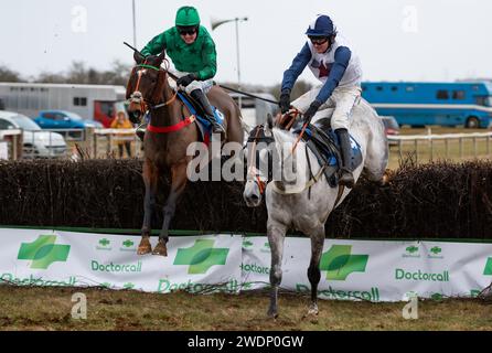 La Mini Fortune e il fantino James King vincono la gara a 7 anni e oltre le Maiden Race all'Heythrop Hunt P2P a Cocklebarrow. Credito immagini equine JTW / Alamy. Foto Stock