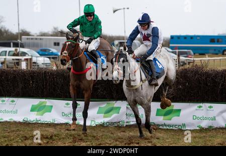 La Mini Fortune e il fantino James King vincono la gara a 7 anni e oltre le Maiden Race all'Heythrop Hunt P2P a Cocklebarrow. Credito immagini equine JTW / Alamy. Foto Stock