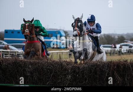 La Mini Fortune e il fantino James King vincono la gara a 7 anni e oltre le Maiden Race all'Heythrop Hunt P2P a Cocklebarrow. Credito immagini equine JTW / Alamy. Foto Stock