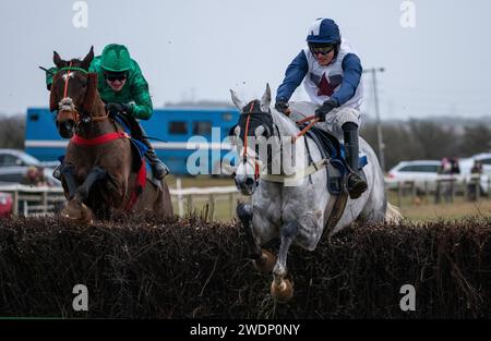 La Mini Fortune e il fantino James King vincono la gara a 7 anni e oltre le Maiden Race all'Heythrop Hunt P2P a Cocklebarrow. Credito immagini equine JTW / Alamy. Foto Stock